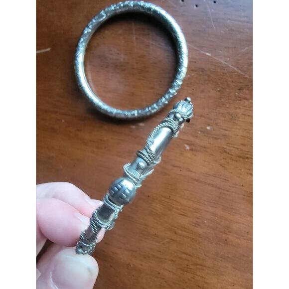 Lot Of 2 Metal Silver Pewter? Bangles With Designs - Picture 2 of 9